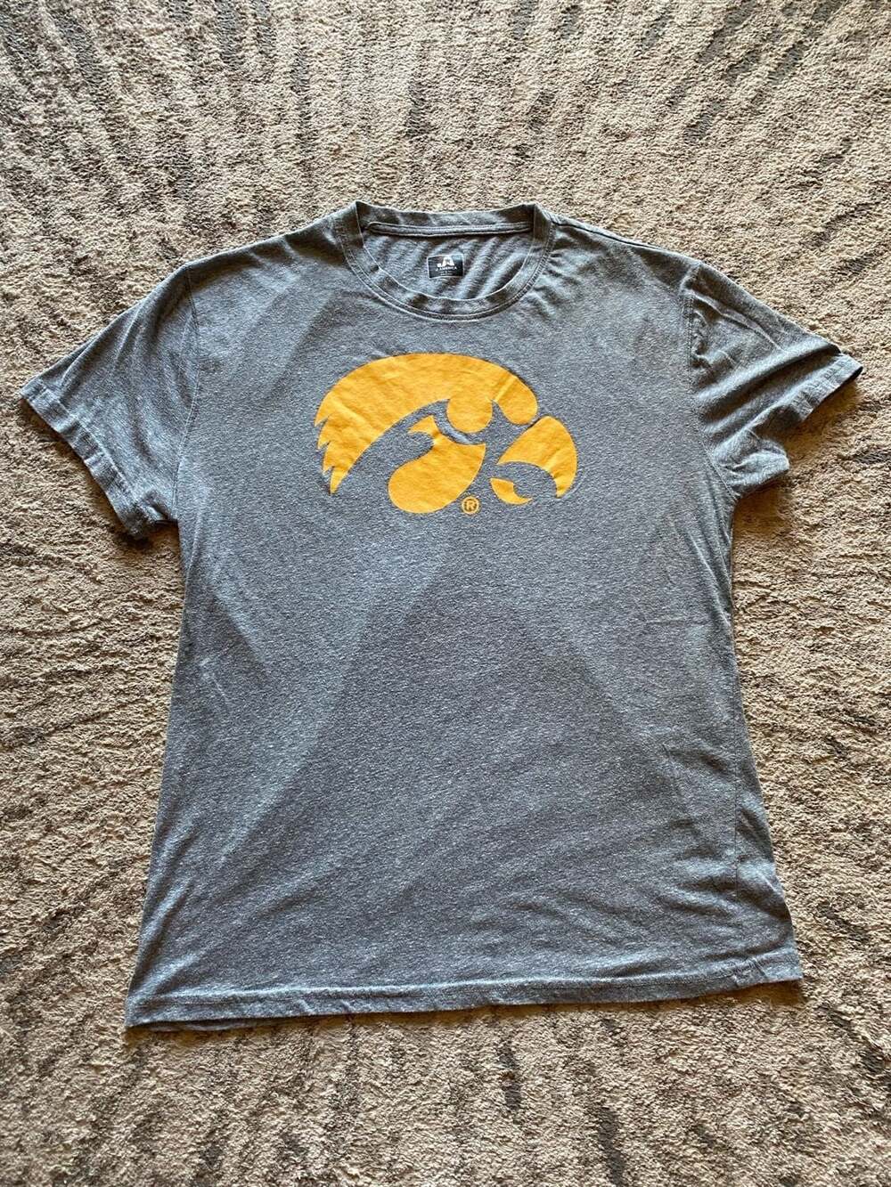 J America Men's Iowa Hawkeyes Classic Primary Tri-Blend T-Shirt - Charcoal, Lg